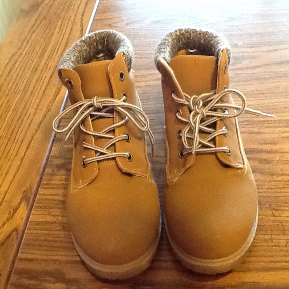 Just Be ( like New )  fashion boot, sz. 10